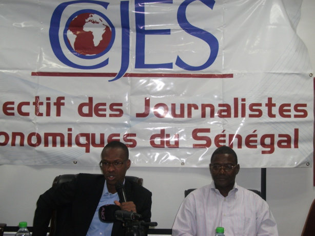 De gauche à droite Aliou Kane Ndiaye, coordonateur du Collectif des journalistes économiques du Sénégal (COJES) et l’expert comptable Mamina Camara