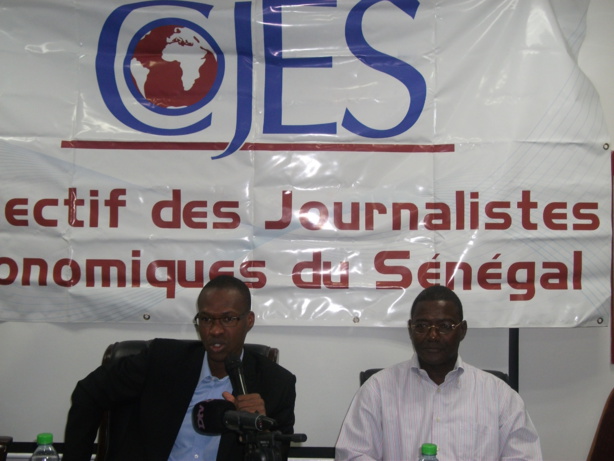 De gauche à droite Aliou Kane Ndiaye, coordonateur du Collectif des journalistes économiques du Sénégal (COJES) et l’expert comptable Mamina Camara De gauche à droite Aliou Kane Ndiaye, coordonateur du Collectif des journalistes économiques du Sénégal (COJES) et l’expert comptable Mamina Camara
