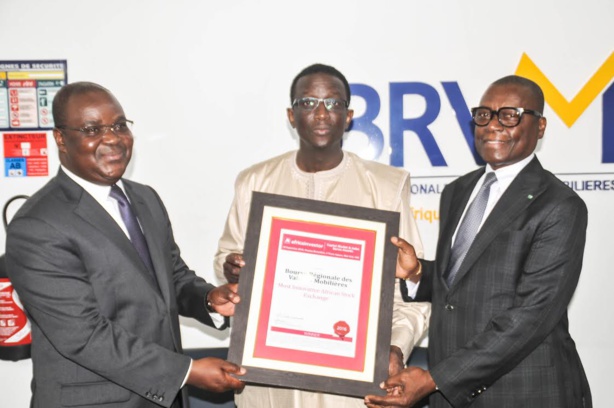 De gauche à droite, M. Edoh Kossi Amenounve, Directeur Général de la BRVM, M. Amadou Ba, Ministre de l’Economie, des Finances et du Plan et M. Pierre Atépa Goudiaby, Président du Conseil d’Administration de la BRVM