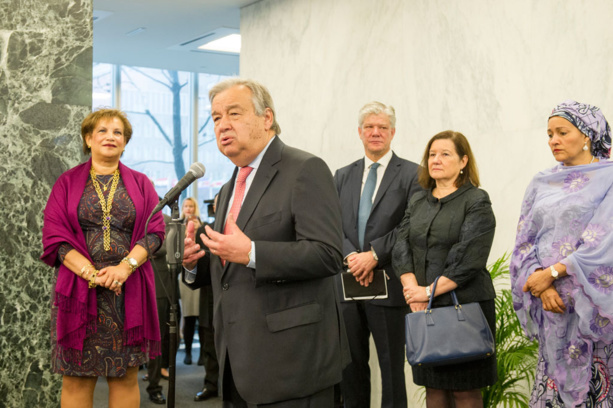 Le nouveau Secrétaire général des Nations Unies, António Guterres, s’adresse au personnel de l’ONU lors de son premier jour de travail au siège de l’organisation. Photo: ONU/Rick Bajornas Le nouveau Secrétaire général des Nations Unies, António Guterres, s’adresse au personnel de l’ONU lors de son premier jour de travail au siège de l’organisation. Photo: ONU/Rick Bajornas