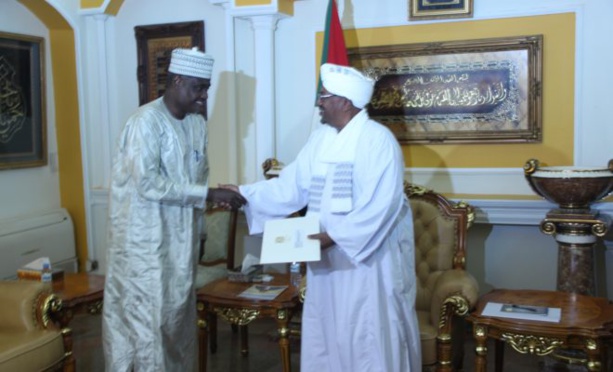 Tchad- Présidence de l’Union africaine: Le candidat Moussa Faki Mahamat reçu ce midi par le Président Oumar Hassan El- Béchir Tchad- Présidence de l’Union africaine: Le candidat Moussa Faki Mahamat reçu ce midi par le Président Oumar Hassan El- Béchir