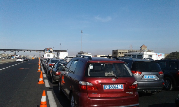 EMBOUTEILLAGES DANS L’AUTOROUTE A PEAGE : Inacceptable EMBOUTEILLAGES DANS L’AUTOROUTE A PEAGE : Inacceptable