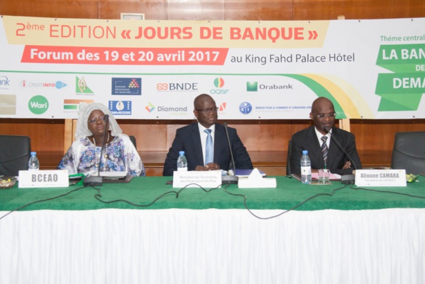 Khady Beye Camara, Représentant le Directeur National de la BCEAO à gauche Khady Beye Camara, Représentant le Directeur National de la BCEAO à gauche