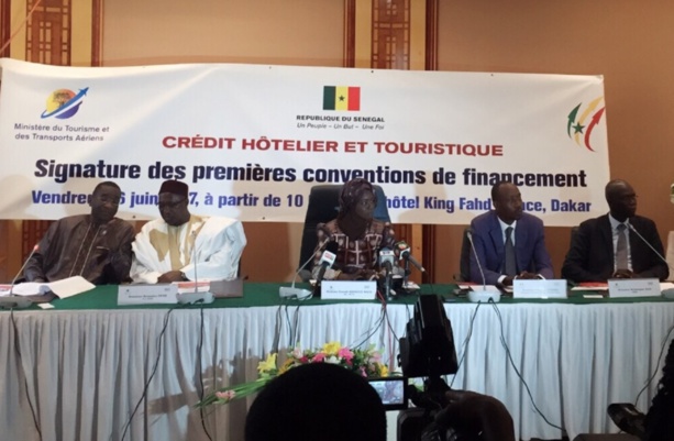 M Mamadou Racine SY - Président FOPITS, M Mamoudou DEME - PCA BNDE,  Mme Zeynab Mbengue WADE - SG Ministère du Tourisme et des Transports Aériens,  M Edmond KAMARA - Président Crédit Hôtelier et Touristique et M Moustapha DIOP  Conseiller Spécial Gestion Globale des Risques BNDE