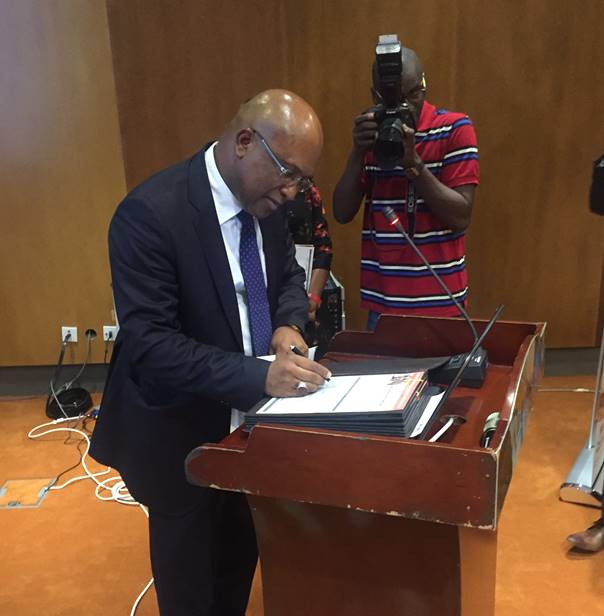 Première souscription symbolique au FCP BNDE VALEURS par le Directeur Général de la BNDE, Mr Thierno Seydou Nourou Sy Première souscription symbolique au FCP BNDE VALEURS par le Directeur Général de la BNDE, Mr Thierno Seydou Nourou Sy