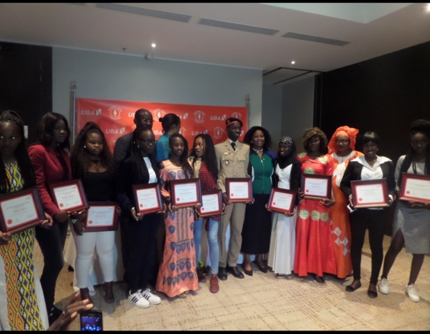 EDUCATION : La Fondation UBA octroie des bourses et des ordinateurs à des élèves