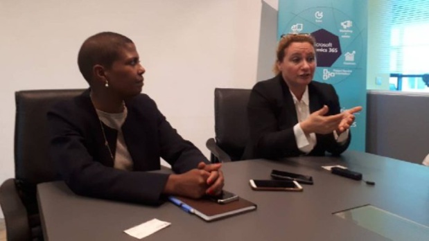 De gauche à droite, Yacine Barro Bourgault, Directrice Régionale pour l’Afrique de l’Ouest et centrale, basée à Dakar et  Celine Bremaud, Vice-Présidente Ventes, Marketing et Opérations à Microsoft