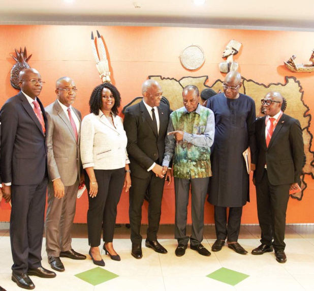 De gauche à droite, Aboubacar Kagbe Touré, Président, UBA Guinée; Uche Ike, Directeur Exécutif, UBA Plc; Amie Sow, Directrice Générale Régionale, UBA Afrique de l’Ouest; Tony O. Elumelu, Président, UBA Plc; Son Excellence Professeur Alpha Condé, Président de la République de Guinée; Dr. Lounceny Nabé, Gouverneur  Banque Centrale, République de Guinée; Ejiofor Ndubuisi, Directeur Général, UBA Guinée