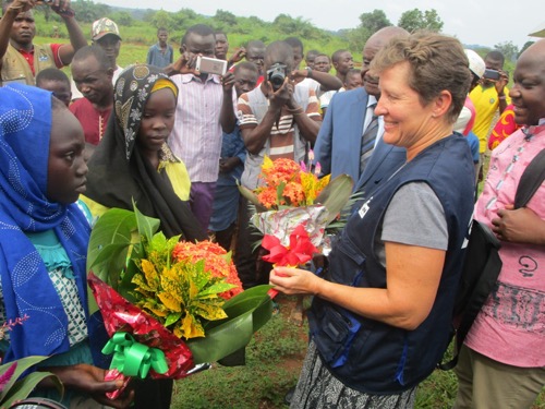 Anne Albrectsen , Directrice générale de Plan International lors d’ une visite à Boda en 2017 Anne Albrectsen , Directrice générale de Plan International lors d’ une visite à Boda en 2017
