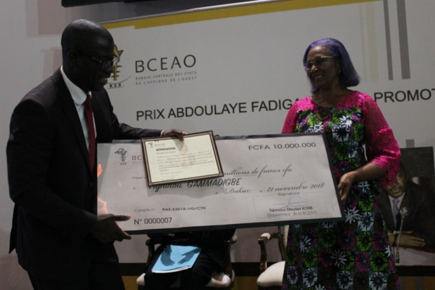 Vigninou Gammadigbe du Togo lauréat recevant le Prix Abdoulaye FADIGA 2018 des mains de Mme Marie Elisabeth Viviane Zunon Kippre Co parrain