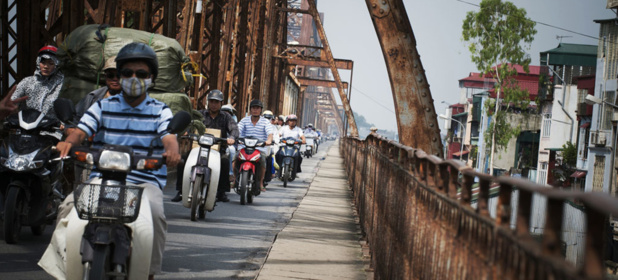 Photo : ONU/Kibae Une file de motos traverse le pont Long Bien sur la rivière Rouge à Hanoi, au Viet Nam. La moitié de la population mondiale vit en milieu urbain. Photo : ONU/Kibae Une file de motos traverse le pont Long Bien sur la rivière Rouge à Hanoi, au Viet Nam. La moitié de la population mondiale vit en milieu urbain.