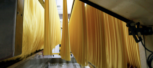 FAO/Alessia Pierdomenico Fabrication de spaghettis dans une usine de pâtes alimentaires à Parme, en Italie (archives) FAO/Alessia Pierdomenico Fabrication de spaghettis dans une usine de pâtes alimentaires à Parme, en Italie (archives)