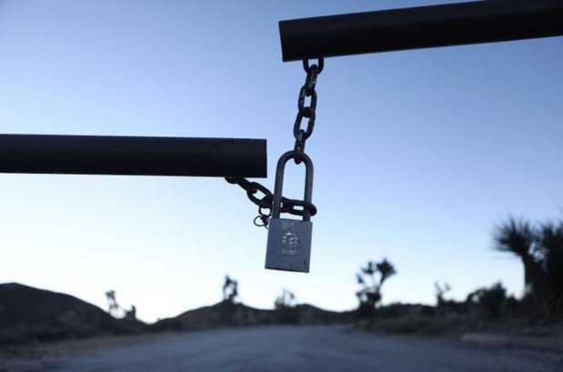 L’entrée d’un camping est fermée à clé, au parc national de Joshua Tree, en Californie, le 4 janvier. MARIO TAMA / AFP L’entrée d’un camping est fermée à clé, au parc national de Joshua Tree, en Californie, le 4 janvier. MARIO TAMA / AFP