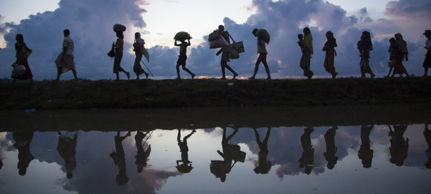 HCR/Roger Arnold Des réfugiés rohingyas traversent la frontière près du village d'Anzuman Para, à Palong Khali, au Bangladesh (archives octobre 2017).