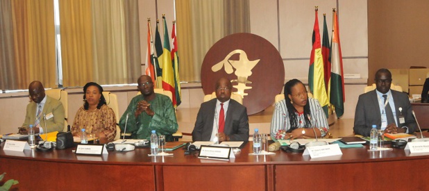 Projet d'interopérabilité des services financiers numériques dans l'UEMOA : le lancement des travaux des groupes thématiques a enregistré la présence d'une centaine de participants Projet d'interopérabilité des services financiers numériques dans l'UEMOA : le lancement des travaux des groupes thématiques a enregistré la présence d'une centaine de participants