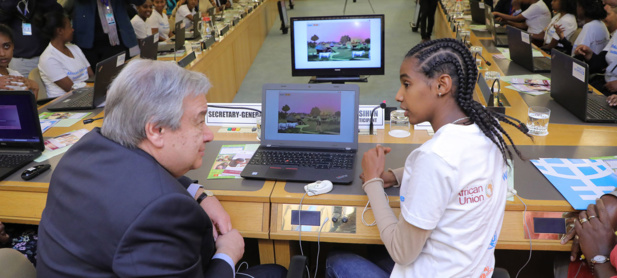 Photo : ONU/Antonio Fiorente Le Secrétaire général de l’ONU, António Guterres discute avec une élève du codage numérique lors d’un atelier sur les sciences, la technologie, l'ingénierie et les mathématiques (STEM) organisé durant le 32e sommet de l'Union africaine à Addis-Abeba Photo : ONU/Antonio Fiorente Le Secrétaire général de l’ONU, António Guterres discute avec une élève du codage numérique lors d’un atelier sur les sciences, la technologie, l'ingénierie et les mathématiques (STEM) organisé durant le 32e sommet de l'Union africaine à Addis-Abeba