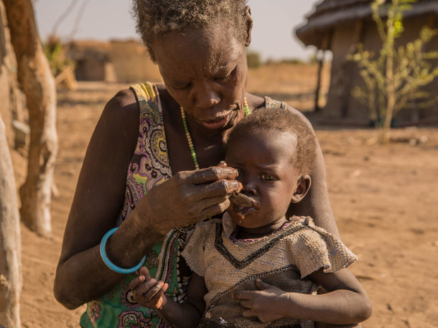 FAO/Stefanie Glinski Au Soudan du Sud, la période de soudure a laissé de nombreuses familles sans nourriture et les mères se démènent pour survivre, Aweil, Sud-Soudan, janvier 2018 FAO/Stefanie Glinski Au Soudan du Sud, la période de soudure a laissé de nombreuses familles sans nourriture et les mères se démènent pour survivre, Aweil, Sud-Soudan, janvier 2018