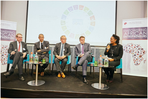 G-D: M. Carl Michiels, Directeur du Centre européen de gestion des politiques de développement (ECDPM); S.E. Lionel Zinsou, ancien Premier ministre de la République du Bénin; Bruno Wenn, ancien PDG de DEG, société allemande d’investissement et de développement et membre du conseil consultatif de la Fondation Tony Elumelu; M. Philippe De Backer, ministre belge de l'Agenda numérique, des Télécommunications et de la Poste; et Ifeyinwa Ugochukwu, DG de la Fondation Tony Elumelu