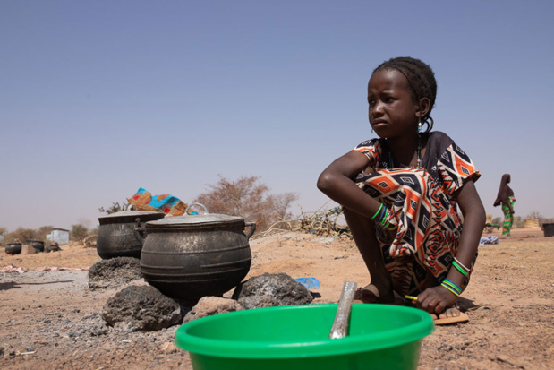 OCHA/Otto Bakano Une jeune fille devant une marmite dans un camp pour personnes déplacées à Barsalogho, dans la région du Centre-Nord, du Burkina Faso. OCHA/Otto Bakano Une jeune fille devant une marmite dans un camp pour personnes déplacées à Barsalogho, dans la région du Centre-Nord, du Burkina Faso.