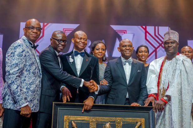 De gauche à droite, M. Dapo Abiodun, Gouverneur élu de l’État d’Ogun ; M. Babajide Sanwo-Olu, ; Gouverneur élu de l’État de Lagos; M. Kennedy Uzoka, DG du Groupe UBA; Dr. Awele Elumelu, Épouse du Président du Groupe UBA; M. Tony Elumelu, Président du Groupe UBA; Mme Onari Duke, Administratrice du groupe UBA; et le roi Ooni d’ Ife, Oba Adeyeye Ogunwusi; lors de la soirée spéciale ‘UBA CEO Awards’ et de la présentation d’œuvres d’art à Oba Ogunwusi dans le cadre de la célébration du 70e anniversaire de la banque à Lagos le 27 avril. De gauche à droite, M. Dapo Abiodun, Gouverneur élu de l’État d’Ogun ; M. Babajide Sanwo-Olu, ; Gouverneur élu de l’État de Lagos; M. Kennedy Uzoka, DG du Groupe UBA; Dr. Awele Elumelu, Épouse du Président du Groupe UBA; M. Tony Elumelu, Président du Groupe UBA; Mme Onari Duke, Administratrice du groupe UBA; et le roi Ooni d’ Ife, Oba Adeyeye Ogunwusi; lors de la soirée spéciale ‘UBA CEO Awards’ et de la présentation d’œuvres d’art à Oba Ogunwusi dans le cadre de la célébration du 70e anniversaire de la banque à Lagos le 27 avril.
