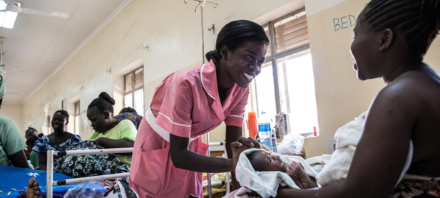 Photo UNICEF/UN0159224/Naftalin Helen Danies est sage-femme. Elle s'entretient avec une mère à la maternité de l'Hôpital de Juba, au Soudan du Sud. Photo UNICEF/UN0159224/Naftalin Helen Danies est sage-femme. Elle s'entretient avec une mère à la maternité de l'Hôpital de Juba, au Soudan du Sud.