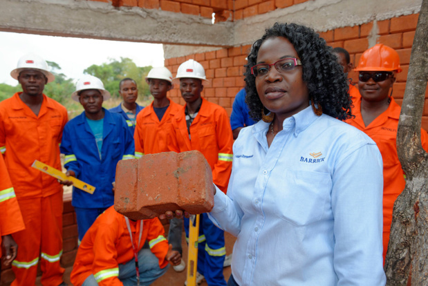 Photo : OIT/Marcel Crozet Winnie Kakunta est responsable du développement des PME au service des relations communautaires de Barrick Lumwana Mining. L'entreprise s'est associée au Zambia Green Jobs Programme dirigé par l'OIT pour construire des logements avec des matériaux locaux Photo : OIT/Marcel Crozet Winnie Kakunta est responsable du développement des PME au service des relations communautaires de Barrick Lumwana Mining. L'entreprise s'est associée au Zambia Green Jobs Programme dirigé par l'OIT pour construire des logements avec des matériaux locaux