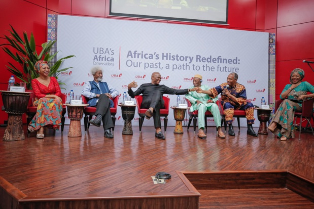 De gauche à droite Mme Samia Nkrumah, Professeur Wole Soyinka,  M. Tony Elumelu,  Professeur Djibril Tamsir Niane,  M. Femi Kuti et Mme Ayo Obe, juriste et modératrice du panel
