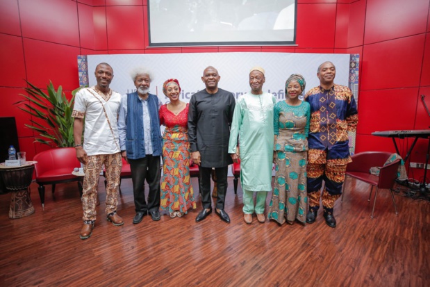 De gauche à droite: le poète, M. DejiIge, Professeur Wole Soyinka, Mme Samia Nkrumah; M. Tony Elumelu Président de UBA , Professeur, Djibril TamsirNiane; Mme Ayo Obe juriste et modératrice et M. Femi Kuti