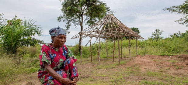 PAM/Tara Crossley Rose examine les restes de sa maison et de son jardin incendiés qu'elle a dû abandonner après l'attaque de son village de Kajiba, dans la région du Kasaï, en RDC. PAM/Tara Crossley Rose examine les restes de sa maison et de son jardin incendiés qu'elle a dû abandonner après l'attaque de son village de Kajiba, dans la région du Kasaï, en RDC.