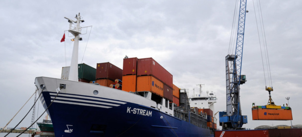 Banque mondiale/Dana Smillie Un bateau de transport chargé de conteneurs maritimes.