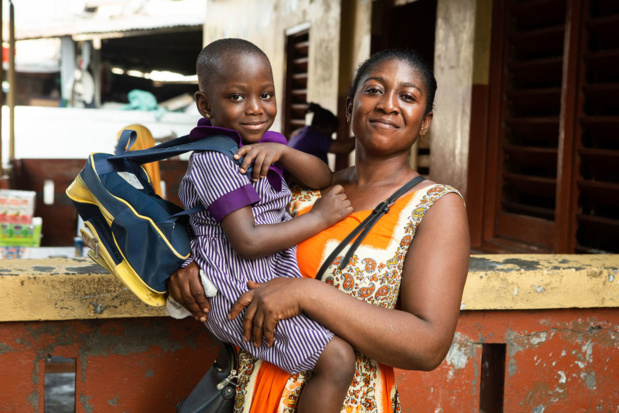 ONU Femmes/Ruth McDowall Les femmes du marché de Makola à Accra, au Ghana, bénéficient de services de garde d'enfants. (Décembre 2018) ONU Femmes/Ruth McDowall Les femmes du marché de Makola à Accra, au Ghana, bénéficient de services de garde d'enfants. (Décembre 2018)