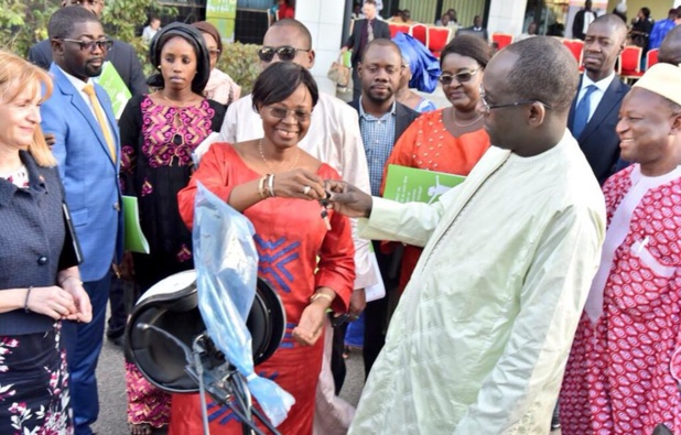 Remise d’équipements pour améliorer la santé des femmes et adolescentes du Sud du Sénégal Remise d’équipements pour améliorer la santé des femmes et adolescentes du Sud du Sénégal