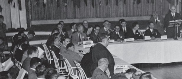 730 délégués représentant les 44 nations alliées ont assisté à la conférence de Bretton Woods. Henry Morgenthau Jr., président de la conférence, s'adresse aux délégués. Photo: © Bettmann / Getty Images 730 délégués représentant les 44 nations alliées ont assisté à la conférence de Bretton Woods. Henry Morgenthau Jr., président de la conférence, s'adresse aux délégués. Photo: © Bettmann / Getty Images