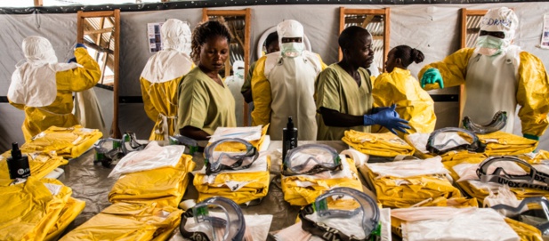 Les agents de santé mettent leur équipement de protection individuelle avant d'entrer dans la zone de quarantaine où sont traités les cas présentant un risque d'infection au virus Ebola. © Vincent Tremeau / Banque mondiale Les agents de santé mettent leur équipement de protection individuelle avant d'entrer dans la zone de quarantaine où sont traités les cas présentant un risque d'infection au virus Ebola. © Vincent Tremeau / Banque mondiale