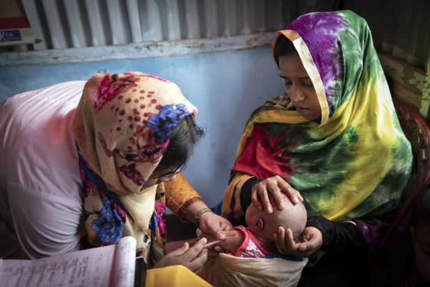 UNICEF/Brown Une volontaire d’un centre de santé dans l'un des vastes camps de réfugiés de Cox's Bazaar, au Bangladesh, inocule le bébé d'une mère de 18 ans. UNICEF/Brown Une volontaire d’un centre de santé dans l'un des vastes camps de réfugiés de Cox's Bazaar, au Bangladesh, inocule le bébé d'une mère de 18 ans.