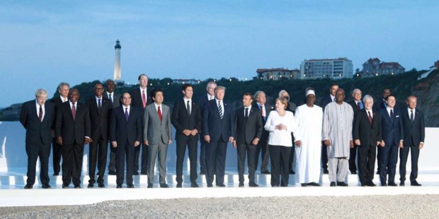 Les différents chefs d'État et leurs épouses ont posé pour une photo officielle sur la plage. CHOPIN JEAN DANIEL / SO Les différents chefs d'État et leurs épouses ont posé pour une photo officielle sur la plage. CHOPIN JEAN DANIEL / SO