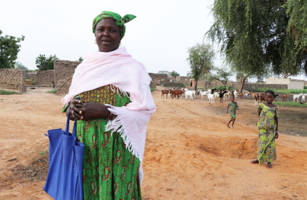 OCHA/Eve Sabbagh Awa, une bénéficiaire d'un programme financé par le CERF au Burkina Faso, aide à former des femmes à la garde d'enfants et à la nutrition