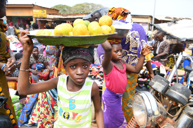 © UNICEF/Frank Dejongh Des enfants travaillant dans un marché à Korhogo, dans le nord-ouest de la Côte d'Ivoire (photo d'archives