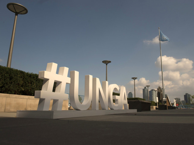 Photo ONU/Kim Haughton Devant le siège de l'ONU à New York, l’Assemblée générale des Nations Unies fait la promotion de son débat général annuel avec le hashtagh de ses acronymes en anglais (archive) Photo ONU/Kim Haughton Devant le siège de l'ONU à New York, l’Assemblée générale des Nations Unies fait la promotion de son débat général annuel avec le hashtagh de ses acronymes en anglais (archive)