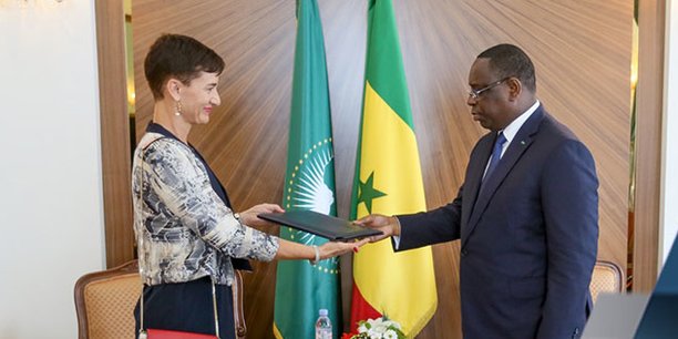 La Franco-allemande Irène Mingasson présentant sa lettre de créance au président Macky Sall, lors de sa prise de fonction effective en qualité de cheffe de la délégation de l’Union européenne au Sénégal. (Crédits : DR)