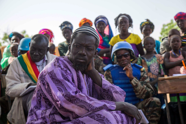 Photo MINUSMA/Gema Cortes Des Maliens écoutent des Casques bleus de la MINUSMA lors d'une réunion sur la justice et la réconciliation dans la région de Mopti (photo d'archives).