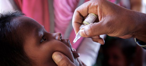 UNICEF/Bashir Ahmed Sujan Bormapara, district de Cox's Bazar, Bangladesh: un enfant réfugié rohingya reçoit un vaccin antipoliomyélitique oral dans un centre de vaccination en décembre 2017.
