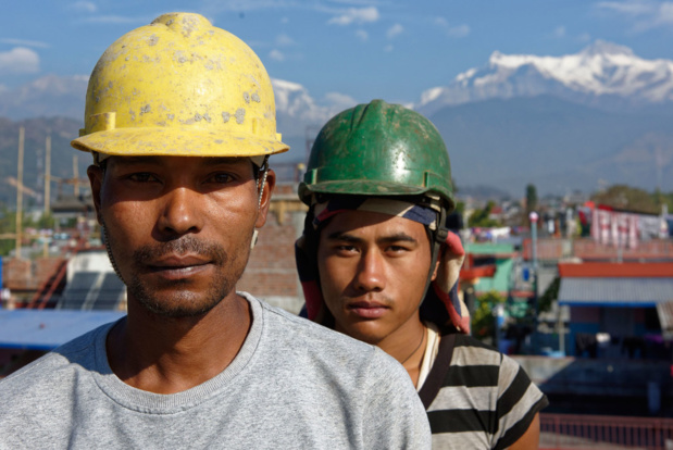OIT/Marcel Crozet Deux travailleurs sur un chantier de construction à Pokhara, au Népal. OIT/Marcel Crozet Deux travailleurs sur un chantier de construction à Pokhara, au Népal.
