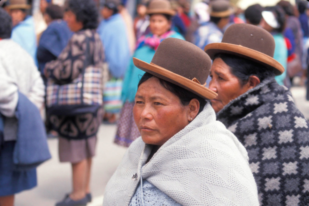 OIT/R. Lord Des femmes autochtones marchent dans les rues de La Paz, la capitale de la Bolivie. OIT/R. Lord Des femmes autochtones marchent dans les rues de La Paz, la capitale de la Bolivie.