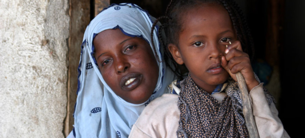 Asmah Mohamad, 6 ans, qui a été forcée de subir une procédure de mutilation génitale, est réconfortée par sa mère Bedria. Photo UNICEF/NYHQ2005-2229/Getachew Asmah Mohamad, 6 ans, qui a été forcée de subir une procédure de mutilation génitale, est réconfortée par sa mère Bedria. Photo UNICEF/NYHQ2005-2229/Getachew