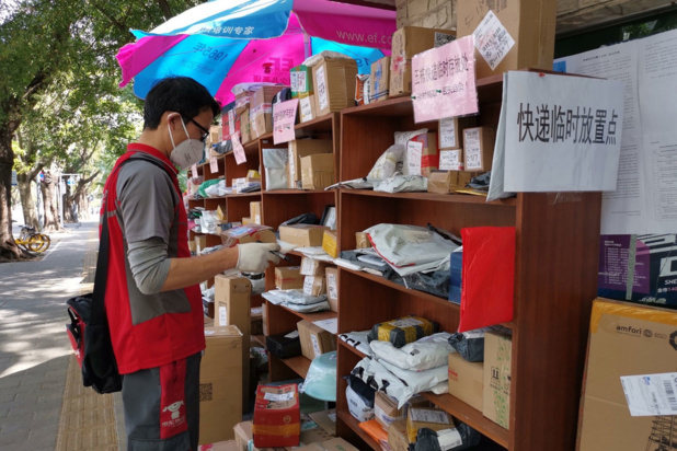Photo Man Yi Un homme dépose un paquet à l'extérieur car il n'est pas autorisé à entrer dans les bâtiments pendant l'épidémie de coronavirus en Chine.