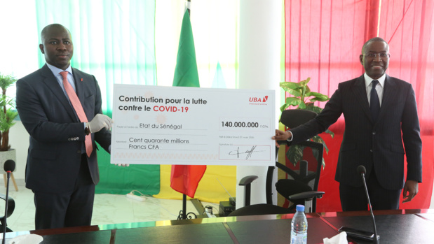 L’Administrateur Directeur Général de UBA Sénégal, M. Eric Obeng SAAH, remettant la participation de la filiale au Ministre de l’Economie, du Plan et de la Coopération, M. Amadou HOTT. L’Administrateur Directeur Général de UBA Sénégal, M. Eric Obeng SAAH, remettant la participation de la filiale au Ministre de l’Economie, du Plan et de la Coopération, M. Amadou HOTT.