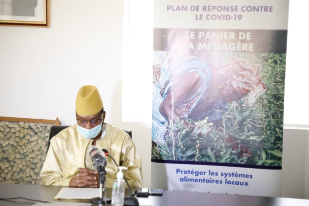 Moussa Baldé lors du lancement du « panier de la ménagère : « C’est une initiative qui vient en complément au Kit Alimentaire lancé par le président Macky Sall dans le cadre de son Plan de réponse au Covid-19 » Moussa Baldé lors du lancement du « panier de la ménagère : « C’est une initiative qui vient en complément au Kit Alimentaire lancé par le président Macky Sall dans le cadre de son Plan de réponse au Covid-19 »