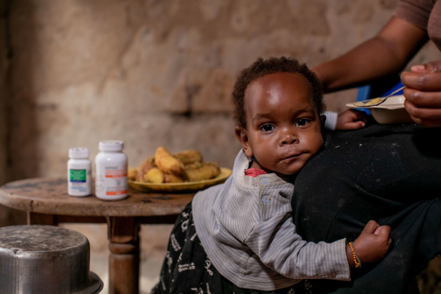 UNICEF/Karin Schermbrucke Lighton, un an, reçoit chaque jour ses médicaments pédiatriques contre le VIH à la maison à Mbarara, en Ouganda.
