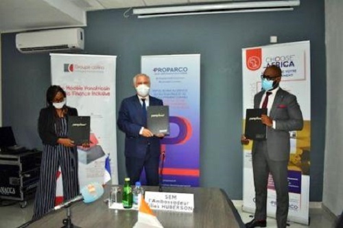 De gauche à droite : Mme. Fatoumata Sissoko-Sy, Directrice Régionale de Proparco ; S.E.M. l'Ambassadeur de France en Côte d'Ivoire, Gilles Huberson ; M. Jean-Luc Konan, Président-Directeur Général du Groupe Cofina. De gauche à droite : Mme. Fatoumata Sissoko-Sy, Directrice Régionale de Proparco ; S.E.M. l'Ambassadeur de France en Côte d'Ivoire, Gilles Huberson ; M. Jean-Luc Konan, Président-Directeur Général du Groupe Cofina.